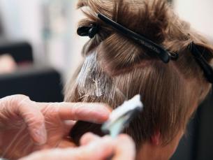 Haare stylen beim Friseur in Stade
