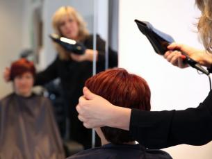 Professionelle und meisterhafte Haarschnitte 